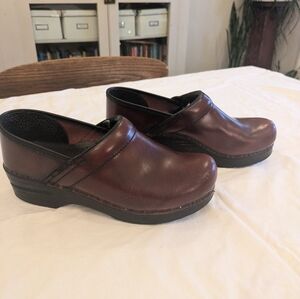 Dansko women's professional clogs in cordovan / burgundy, size 39